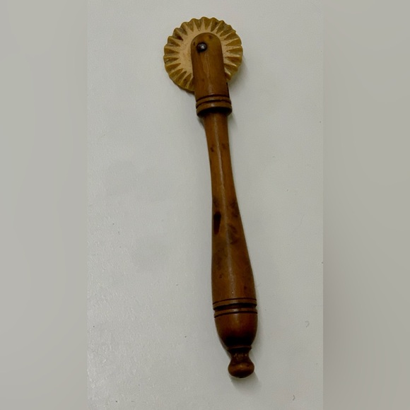 1880s Antique Wooden Carved Bone Wheel Pie Crimper - Picture 11 of 15